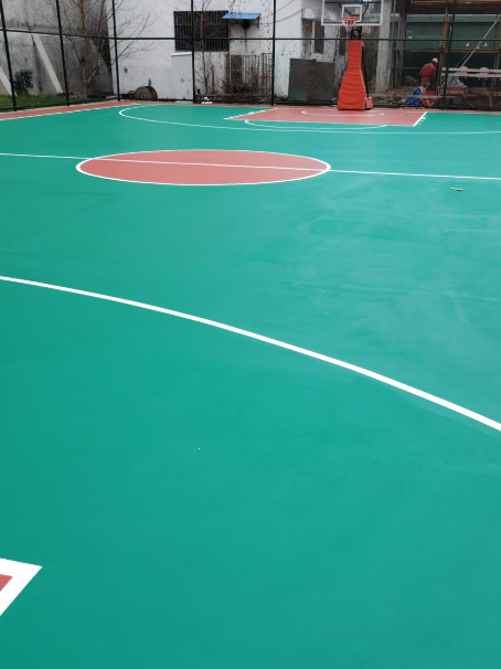 西盟 球场长期使用易出现地面开裂